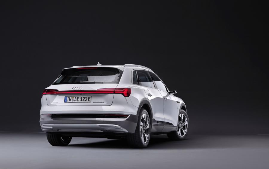  Audi e-tron 50 Quattro 2019 года  (WW) (фото 6 из 16)